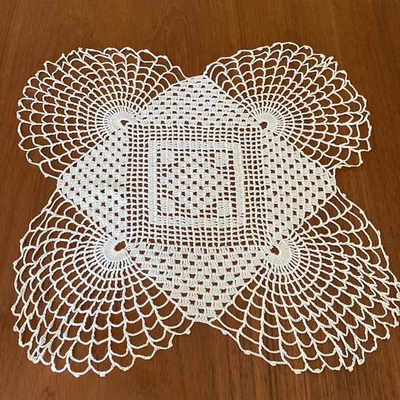 VTG Handmade Crochet Doilies Set of 4 - Picture 5 of 10